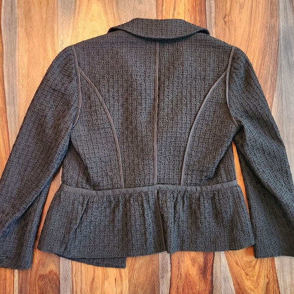 Gorgeous Ruffled Tailored Blazer Jacket Ann Taylor Loft Size 4 Black Lined - Picture 2 of 5